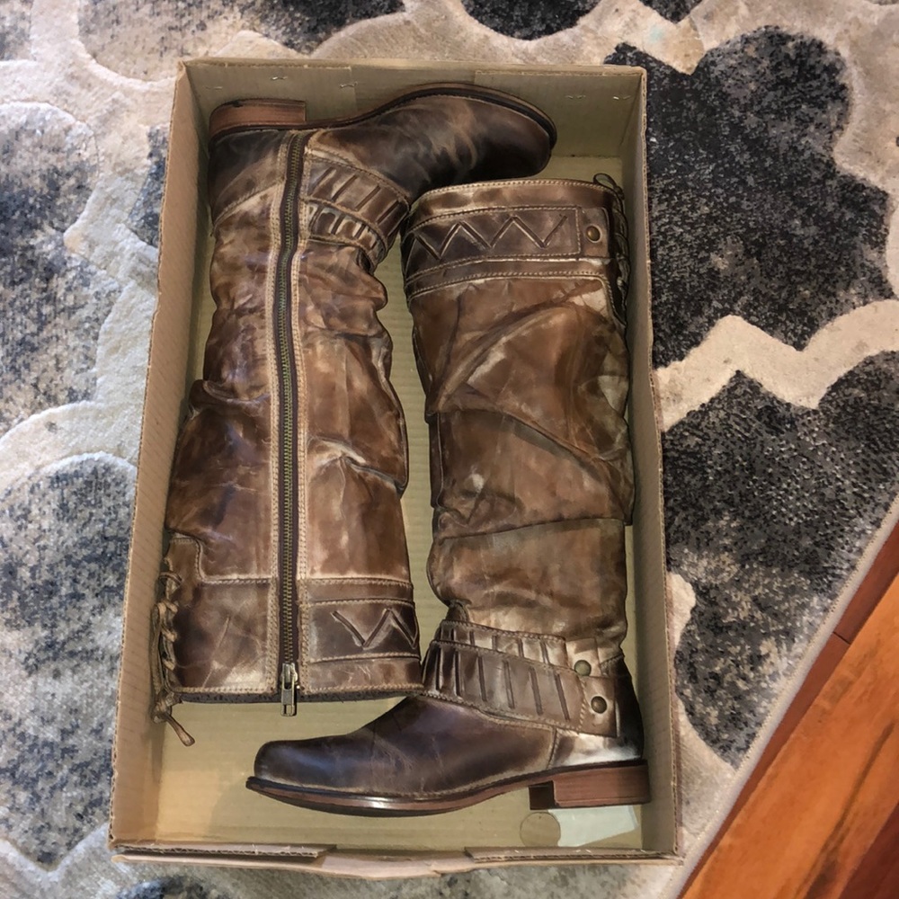 Brown distressed boots women’s 7.5 in box like new